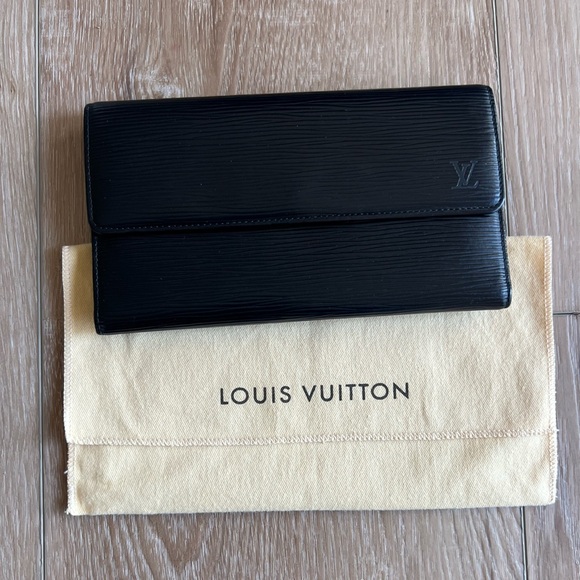LOUIS VUITTON Black Epi Porte Tresor International Wallet - Picture 1 of 7